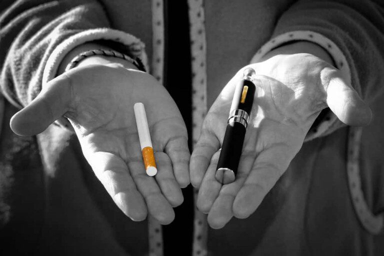 VAPOTER EN CONTINUANT DE FUMER À CÔTÉ