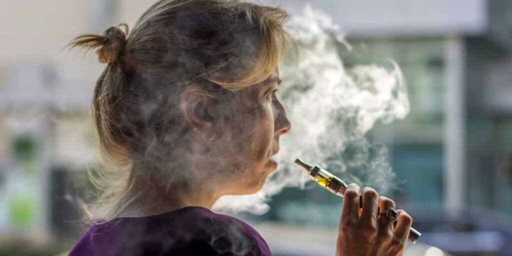 La cigarette électronique bientôt interdite au travail