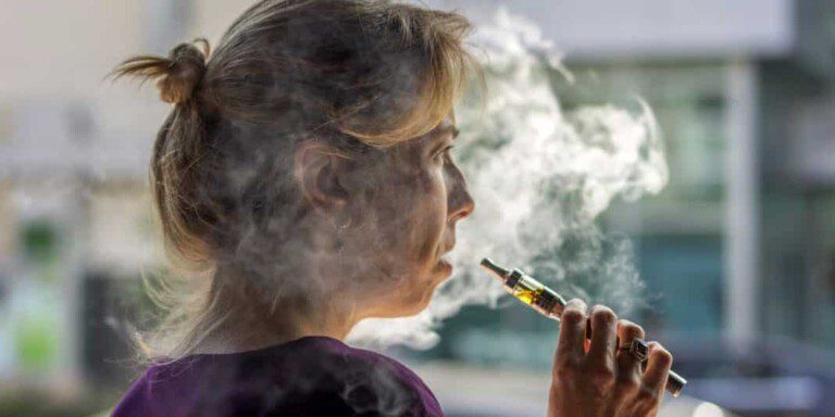 La cigarette électronique bientôt interdite au travail